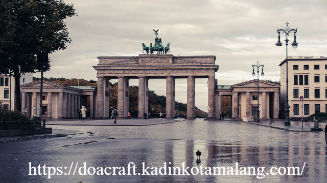 Gerbang Brandenburg dan Reichstag: Simbol Sejarah