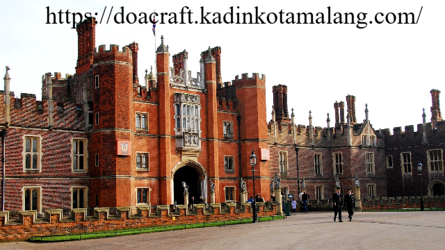 Kemegahan Istana Hampton Court: Sejarah