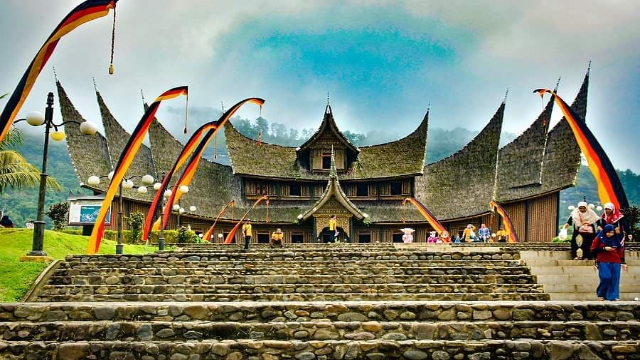Menyibak Jejak Sejarah Istana Pusaka Pagaruyung